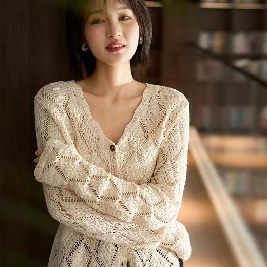 自然主义~彩扣V领 肌理感莱赛尔 亚麻立体镂空针织开衫女YM2604 商品图1