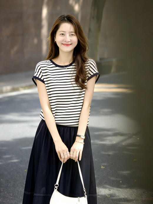 【百图lulu定制】【预售4月21日发】【塞纳河畔套装】仿麻条透气纹针织衫  藏青色A字半身裙 商品图1