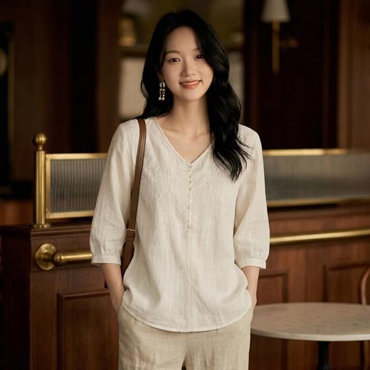 绣韵复古~百搭苎麻V领刺绣衬衫女 时尚休闲宽松显瘦七分袖上衣ZMCR685 商品图1