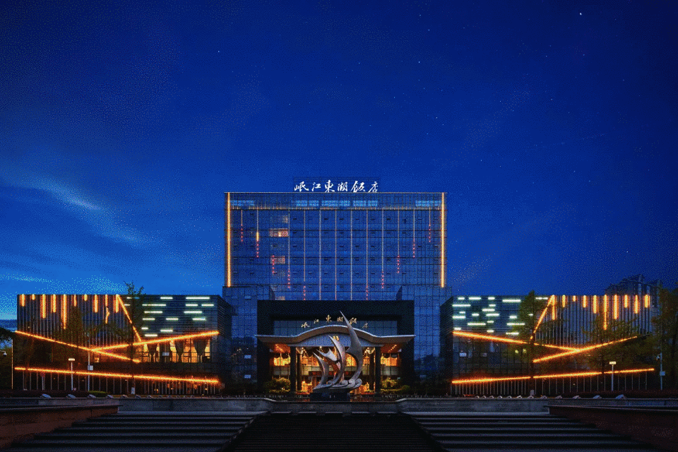 春季大促！周末不加价！258元起抢【眉山岷江东湖饭店&老峨山居&青神竹里院子&玉屏山居】美宿含早！打卡三苏祠、峨眉“姊妹”老峨山、青神萤火虫、玉屏山户外玩法···