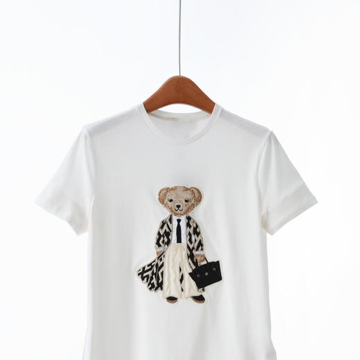 「自」全新升级【铂金会员183/天猫239/差价56】(14125)洛诗琳气质匹马棉T恤女2026夏季新款立体刺绣小熊短袖上衣 商品图1