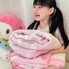 【日用好物丨三丽鸥儿童卡通毛毯】选用了优质珊瑚绒材质，触感柔软细腻，厚度刚好既不会太厚闷热，也不会太薄导致保暖不足，无论是春天微凉的早晨还是夏天空调房里，这条毛毯都能轻松应对 商品缩略图6