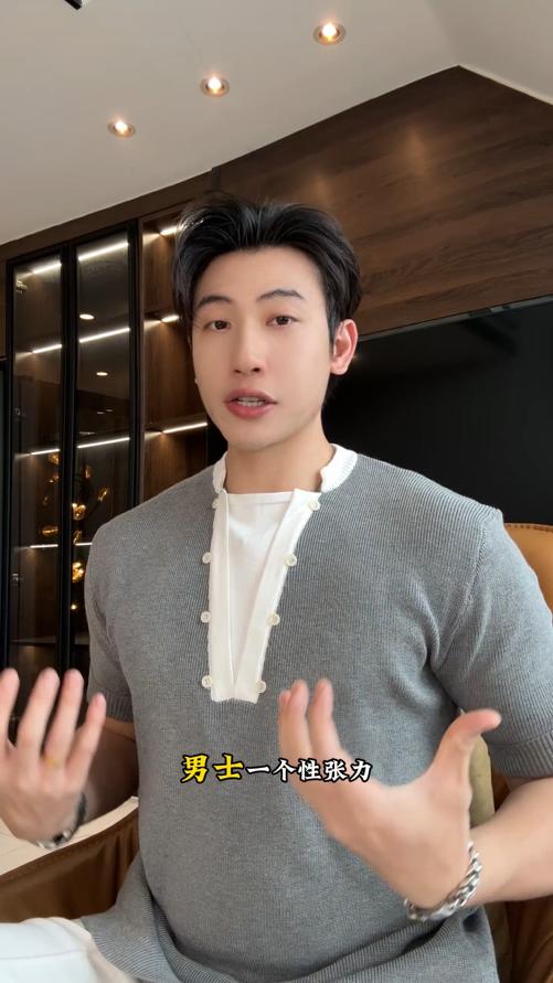 M197SDSA男装2026新款高贵轻奢时尚简约撞色拼接立领短袖T恤百搭休闲 商品图0