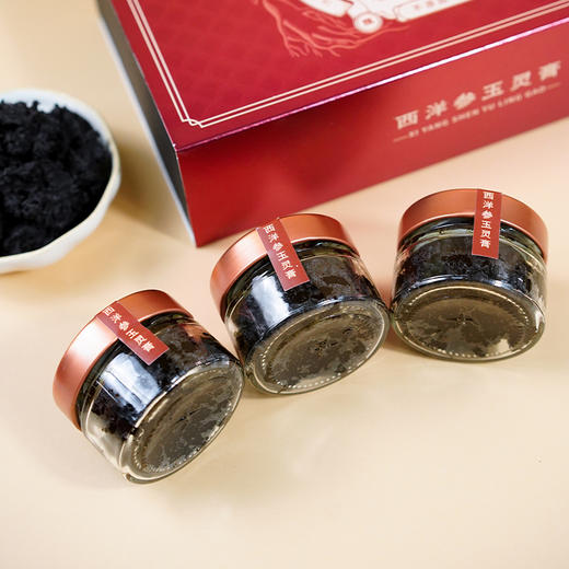 【西洋参玉灵膏】经过100小时的蒸制，桂圆肉的温性和西洋参的凉性互相作用，制成的西洋参玉灵膏是非常平和的，很容易消化和吸收，适合一年四季服用。 商品图1