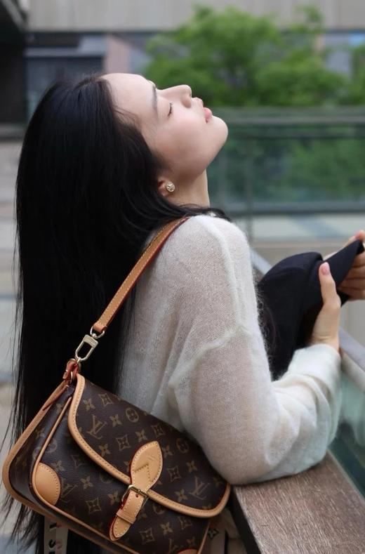 断货王优雅复古字母肩带法棍包 商品图12