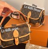 断货王优雅复古字母肩带法棍包 商品缩略图4