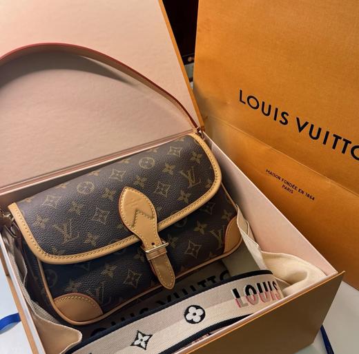 断货王优雅复古字母肩带法棍包 商品图2