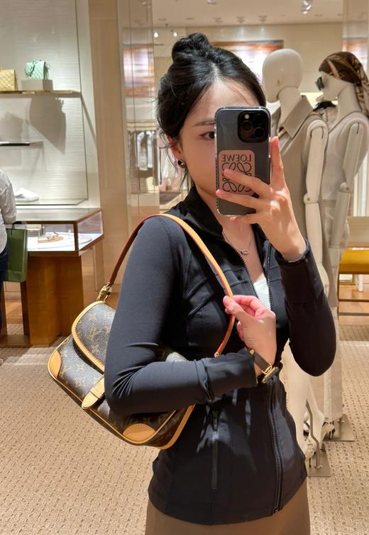 断货王优雅复古字母肩带法棍包 商品图9