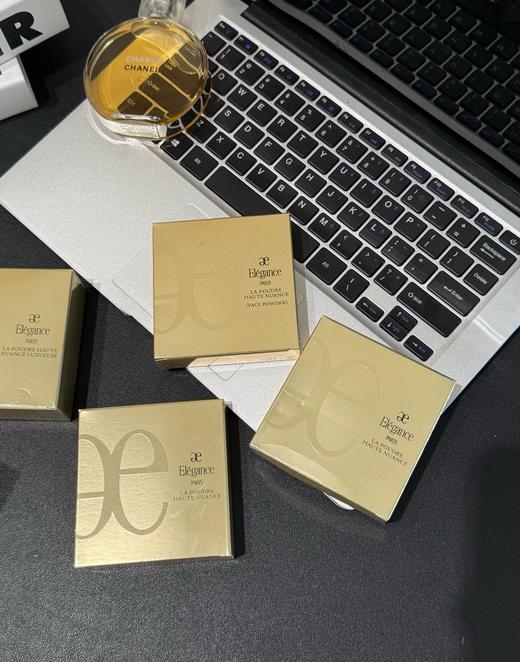 一店d 来吧 定妆粉鼻祖来咯❗️
𝐄𝐥𝐞𝐠𝐚𝐧𝐜𝐞雅莉格丝定妆大𝐞饼！稳坐粉饼榜首 定妆界的传奇天花板！！跟我们的海兰一个渠道
给你们安排了三个色号 并且是家庭装和便携装两个规格！ 商品图14