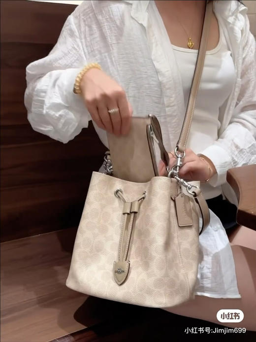 代购级 蔻驰𝐜𝐨𝐚𝐜.𝐡 𝗥𝗼𝘄𝗮𝗻𝗕𝘂𝗰𝗸𝗲𝘁
发财水桶包 商品图3