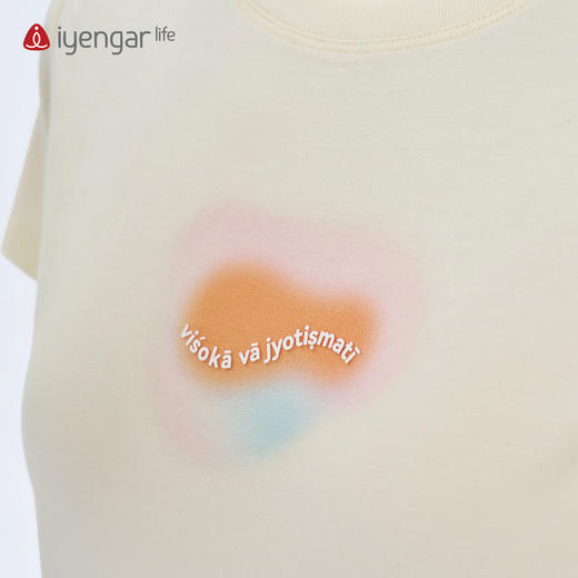 艾扬格 life C1215梵文金句女装T恤短袖 透气凉爽 黑科技凉感面料 ：visoka va jyotismatl通过专注与明亮、灿烂、超越悲伤的光，获得内在的稳定 商品图4