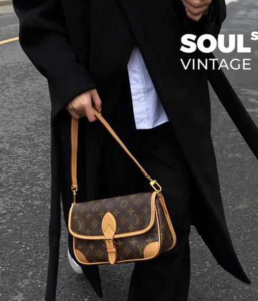 断货王优雅复古字母肩带法棍包 商品图10