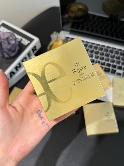 一店d 来吧 定妆粉鼻祖来咯❗️
𝐄𝐥𝐞𝐠𝐚𝐧𝐜𝐞雅莉格丝定妆大𝐞饼！稳坐粉饼榜首 定妆界的传奇天花板！！跟我们的海兰一个渠道
给你们安排了三个色号 并且是家庭装和便携装两个规格！ 商品图10