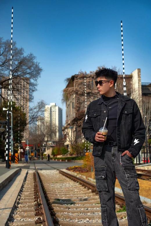 F040711春夏季新款做旧复古街头涂鸦背后梵文字母水洗牛仔外套 商品图14