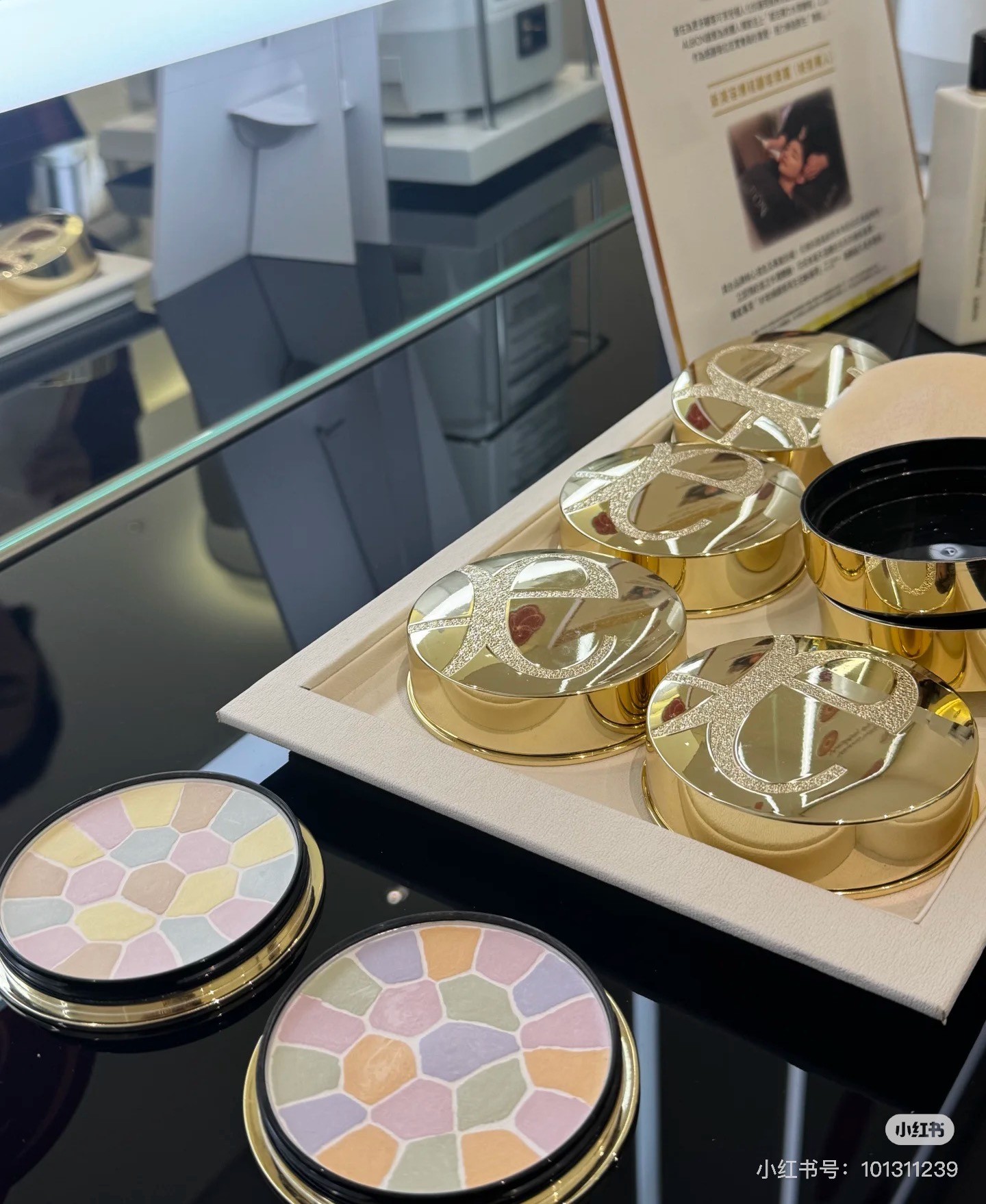 一店d 来吧 定妆粉鼻祖来咯❗️
𝐄𝐥𝐞𝐠𝐚𝐧𝐜𝐞雅莉格丝定妆大𝐞饼！稳坐粉饼榜首 定妆界的传奇天花板！！跟我们的海兰一个渠道
给你们安排了三个色号 并且是家庭装和便携装两个规格！