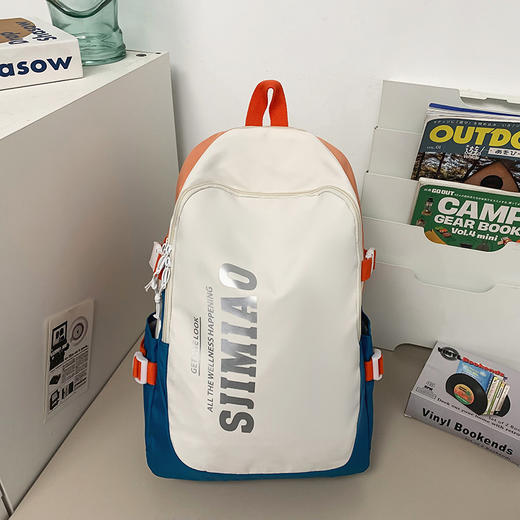 【经典美式校园风❗️双肩背包常备】经典美式校园风，双肩背包常备。适用于女大学生、高中初中生和旅行者使用。大容量设计，可轻松携带各种物品。男日系工装风格，时尚百搭书包。开学季父亲节礼物新年礼盒年货礼盒 商品图6