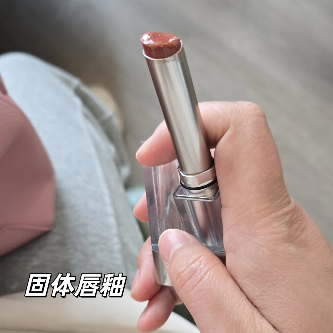 【固体唇釉】膏体会比较耐用一点，也更稳定，颜色很日常，膏体整体真的很轻盈，没有很黏腻厚重的油感，INSBAHA原色波塔跃夏固体唇釉