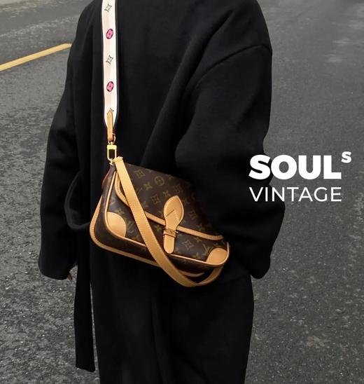 断货王优雅复古字母肩带法棍包 商品图11