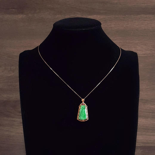 【天然正品】A货翡翠AU750黄金镶钻镶天然细腻糯种飘绿花平安无事牌翡翠吊坠项链35.7*17.7*6.3MM（皆取最大值）141125AH37 商品图8