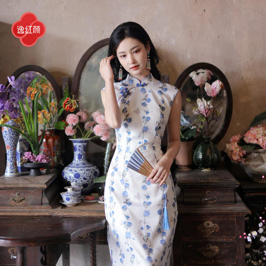 逸红颜《瑾羽》2026年夏新款手绘缠枝云间蓝玫文艺仿麻质旗袍女 商品图1