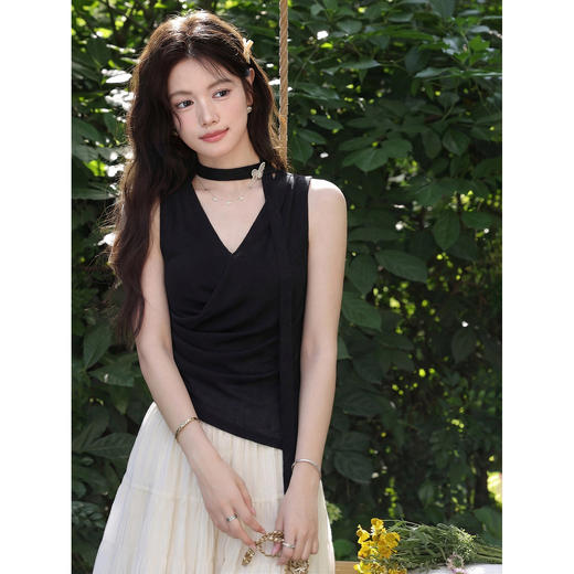 鹿向南「法式情书」气质V领黑色背心吊带女夏季新款显瘦无袖上衣 商品图4