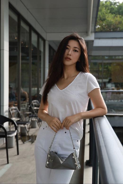 【明星同款 AMV做旧V领T恤】竹节棉柔软透气有弹性 宽松版型、落肩设计松弛感拉满  兼具休闲与优雅 商品图1