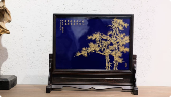 蓝釉描金苍松图瓷板插屏