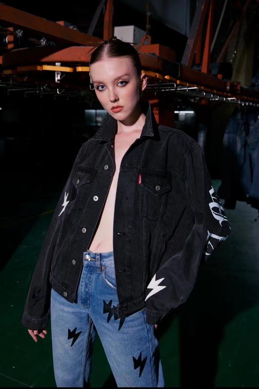 F040711春夏季新款做旧复古街头涂鸦背后梵文字母水洗牛仔外套 商品图13