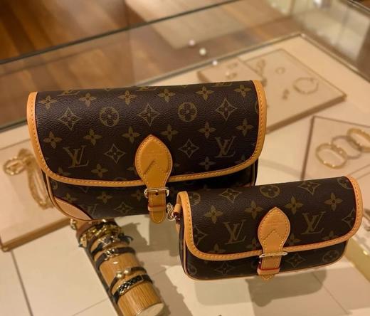 断货王优雅复古字母肩带法棍包 商品图3