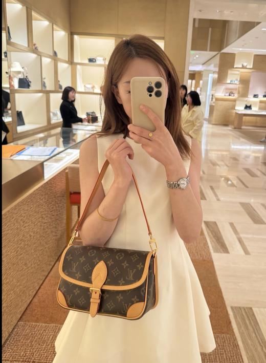 断货王优雅复古字母肩带法棍包 商品图0