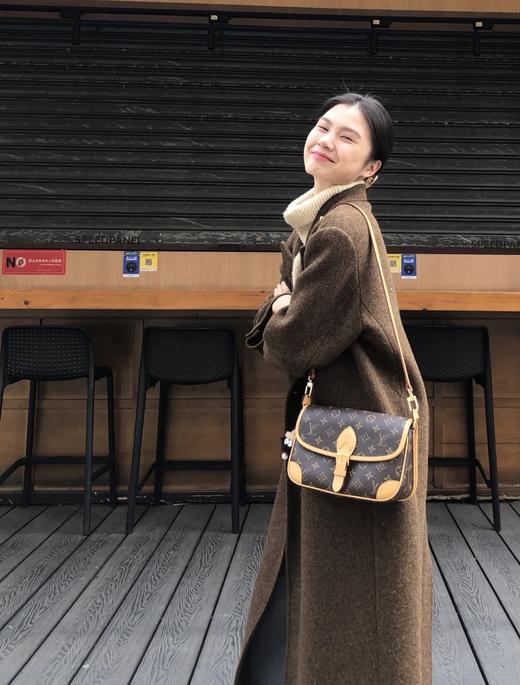 断货王优雅复古字母肩带法棍包 商品图8