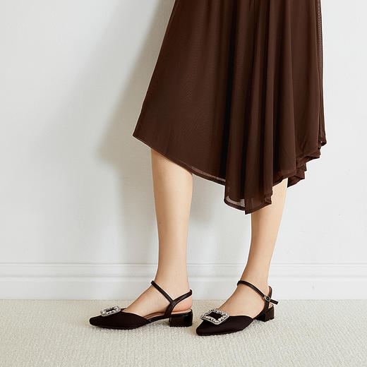 千百度哑光方扣时装凉鞋女2026夏季新款低跟水钻包头后空绝美凉鞋A26279101 商品图4