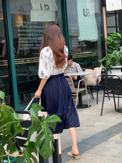 【百图lulu定制】【预售4月21日发】【塞纳河畔套装】仿麻条透气纹针织衫  藏青色A字半身裙 商品图7