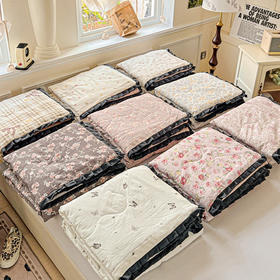 🎀【赫本风花边单夏被】🌿☘️🌵🟠彩色花边点缀 🟤面料自然棉柔 Ａ类标准 0甲醛 0荧光剂 0芳香胺 🔴温柔藏在被窝里 舒适好享受 🔘面料柔软轻盈 手感柔软 吸湿透气