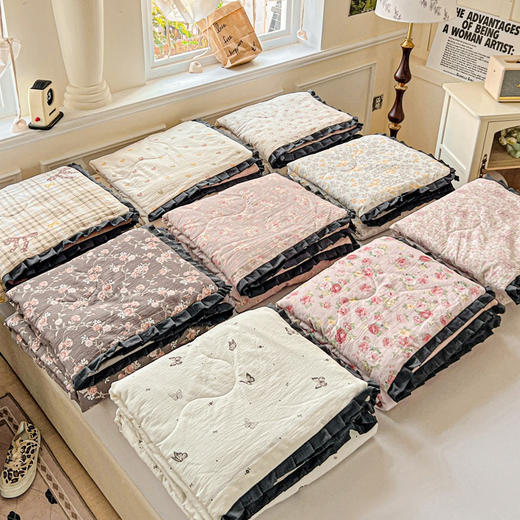 🎀【赫本风花边单夏被】🌿☘️🌵🟠彩色花边点缀 🟤面料自然棉柔 Ａ类标准 0甲醛 0荧光剂 0芳香胺 🔴温柔藏在被窝里 舒适好享受 🔘面料柔软轻盈 手感柔软 吸湿透气 商品图0