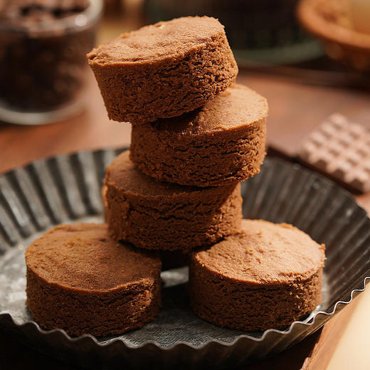 【Babycat艾许黄油蕾丝曲奇】用的是法国传奇艾许黄油，奶香浓郁到上头，咬一口酥到掉渣，拒绝工业流水线，每一块都是师傅手工揉制烘烤，都裹着醇厚的奶香，不齁不腻。 商品图4