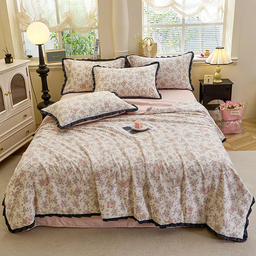 🎀【赫本风花边单夏被】🌿☘️🌵🟠彩色花边点缀 🟤面料自然棉柔 Ａ类标准 0甲醛 0荧光剂 0芳香胺 🔴温柔藏在被窝里 舒适好享受 🔘面料柔软轻盈 手感柔软 吸湿透气 商品图3