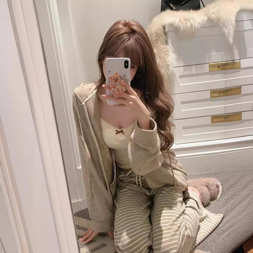 【纯欲辣妹❗️蕾丝花边吊带】温柔奶白色自带氛围感，精致蕾丝花边 + 撞色蝴蝶结设计，甜而不腻，坑条纹面料修身显瘦，背心打底胸垫蝴蝶结短款修身设计无袖上衣QQ 商品图3