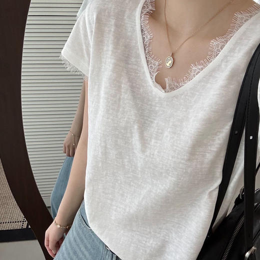 【睫毛蕾丝边T恤】V领设计穿出天鹅颈 雪花棉自带肌理感 质地骨感而透气 商品图4