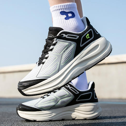 【速度感外观  轻量无负担】巨沃德DRYWORLD休闲运动鞋  舒适加持 告别闷热困扰 商品图4