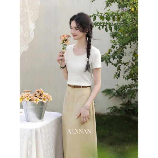 鹿向南「书间杏影」浅米杏圆领短袖T恤夏新款修身显瘦气质上衣女 商品图1