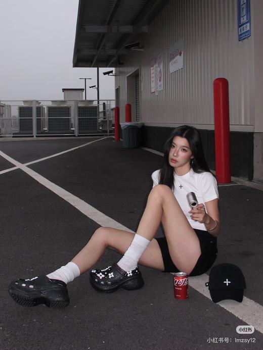 一店d  𝐒𝐌𝐅𝐊十字花辣妹极简收腰tee  陈丽君同款 SMFK这也太懂女生了吧  这两件绝对是“白月光”级别的存在😘修身剪裁 勾勒曼妙曲线 上身完美勾勒腰臀曲线 秒变沙漏身材 商品图6