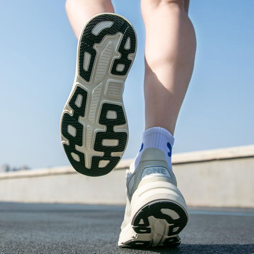 【速度感外观  轻量无负担】巨沃德DRYWORLD休闲运动鞋  舒适加持 告别闷热困扰 商品图3