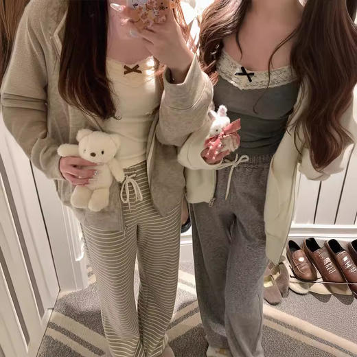 【纯欲辣妹❗️蕾丝花边吊带】温柔奶白色自带氛围感，精致蕾丝花边 + 撞色蝴蝶结设计，甜而不腻，坑条纹面料修身显瘦，背心打底胸垫蝴蝶结短款修身设计无袖上衣QQ 商品图2