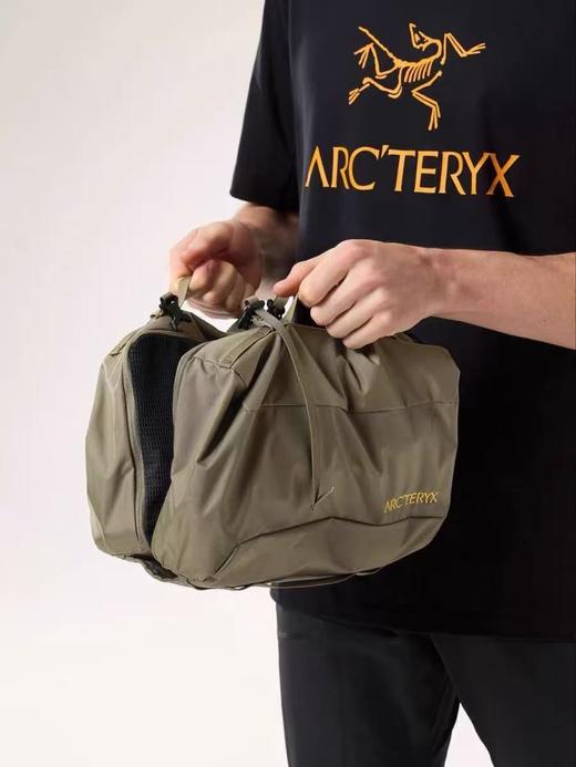 一店d 🐦𝐈𝐧𝐝𝐞𝐱 𝟏𝟎𝐋洗漱包
原单 这只包简直不要太实用！
爱的就是它的包中包设计，拆开就是两边各5L的容量，远途旅行的时候可以放衣服当收纳，如果平时上下班是作为健身包使用的 商品图4