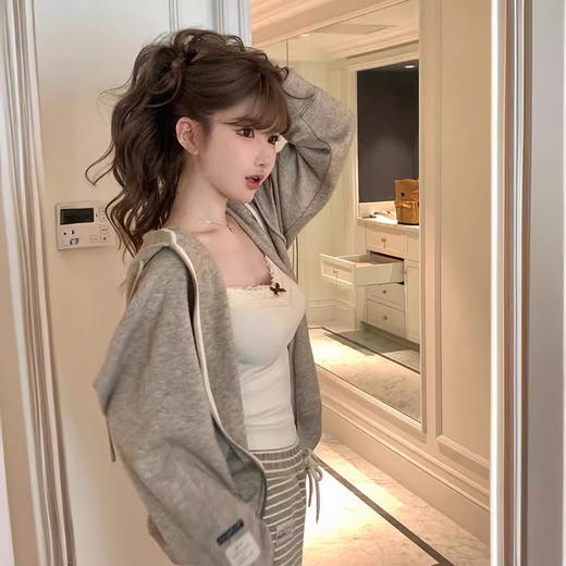 【纯欲辣妹❗️蕾丝花边吊带】温柔奶白色自带氛围感，精致蕾丝花边 + 撞色蝴蝶结设计，甜而不腻，坑条纹面料修身显瘦，背心打底胸垫蝴蝶结短款修身设计无袖上衣QQ 商品图1