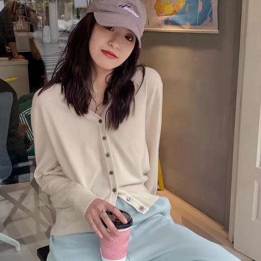 【实付89元到手2件！！加入购物车2件结算自动满减 拍一件不发货！！】PSQUEEN 基础V领针织衫 春季焕然一新 时尚百搭 柔软舒适 12色可选 商品图6