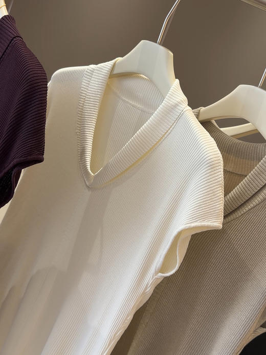 法式气质V领短袖 针织衫 女夏季新款修身显瘦百搭纯欲冰丝坑条上衣 商品图3