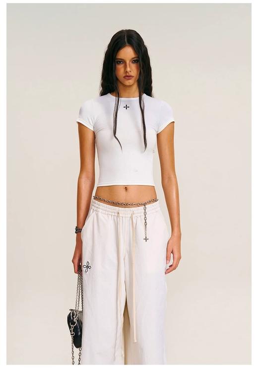 一店d  𝐒𝐌𝐅𝐊十字花辣妹极简收腰tee  陈丽君同款 SMFK这也太懂女生了吧  这两件绝对是“白月光”级别的存在😘修身剪裁 勾勒曼妙曲线 上身完美勾勒腰臀曲线 秒变沙漏身材 商品图2