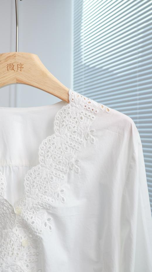 云归浅|法式宫廷风V领钩花衬衣 商品图1